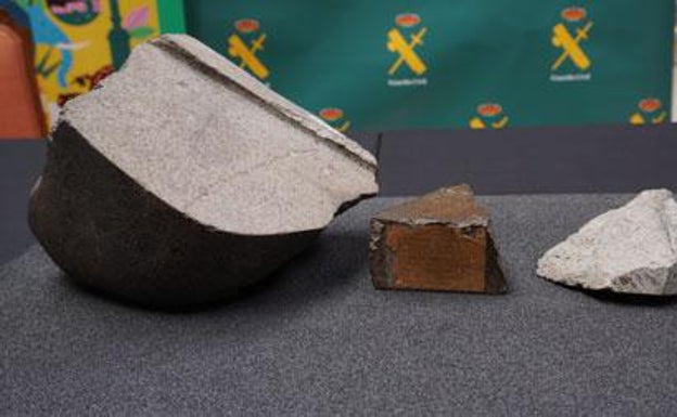 Los tres fragmentos del meteorito. El del centro es la pieza recuperada por el Seprona.