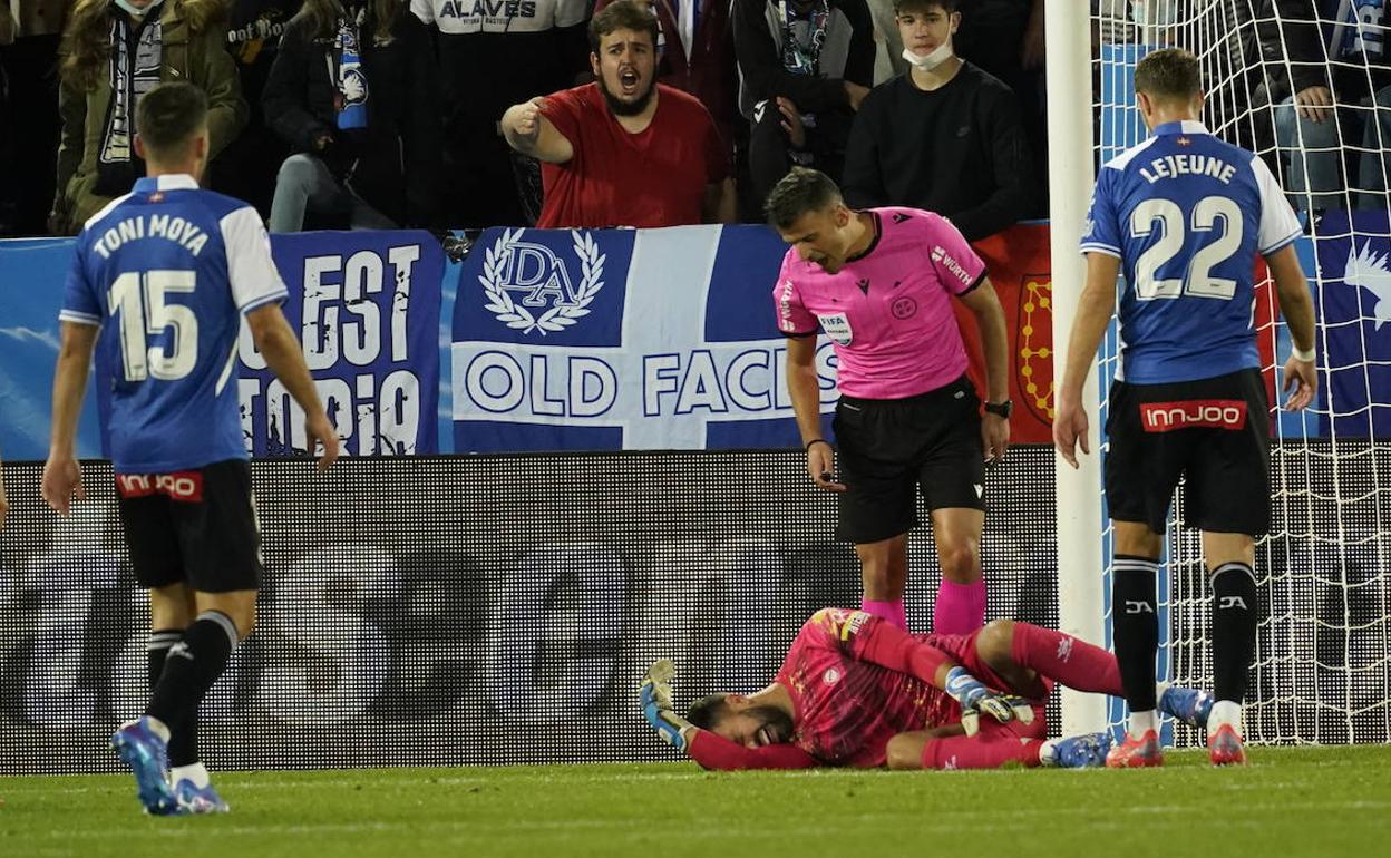 Pacheco se duele en el suelo antes de pedir el cambio en el duelo ante el Elche. 