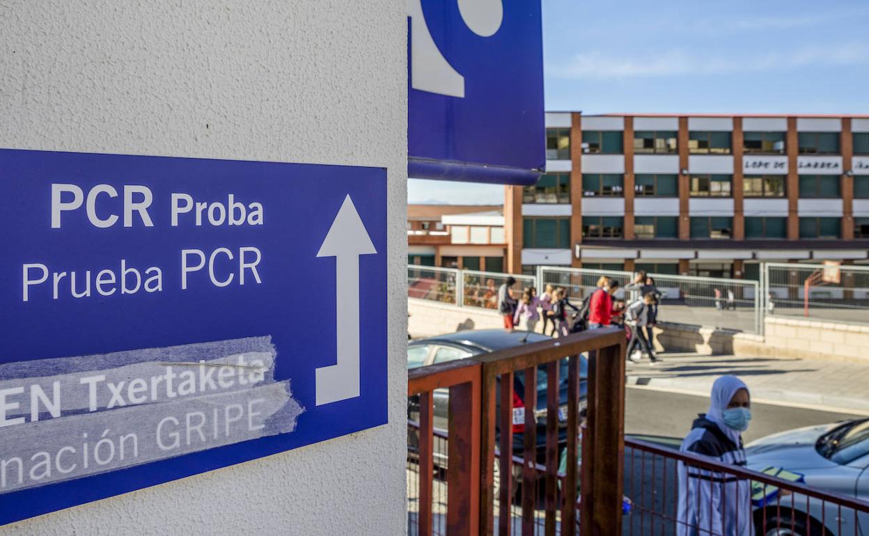Panel del ambulatorio frente al colegio Lope de Larrea, que cerró ayer alguna de sus aulas.