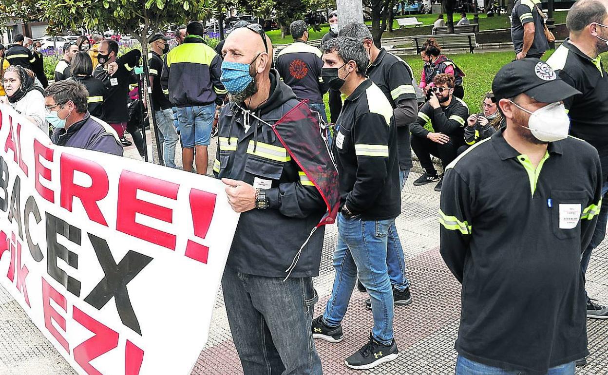 Concentración de trabajadores de Tubacex frente a los juzgados de Vitoria. 