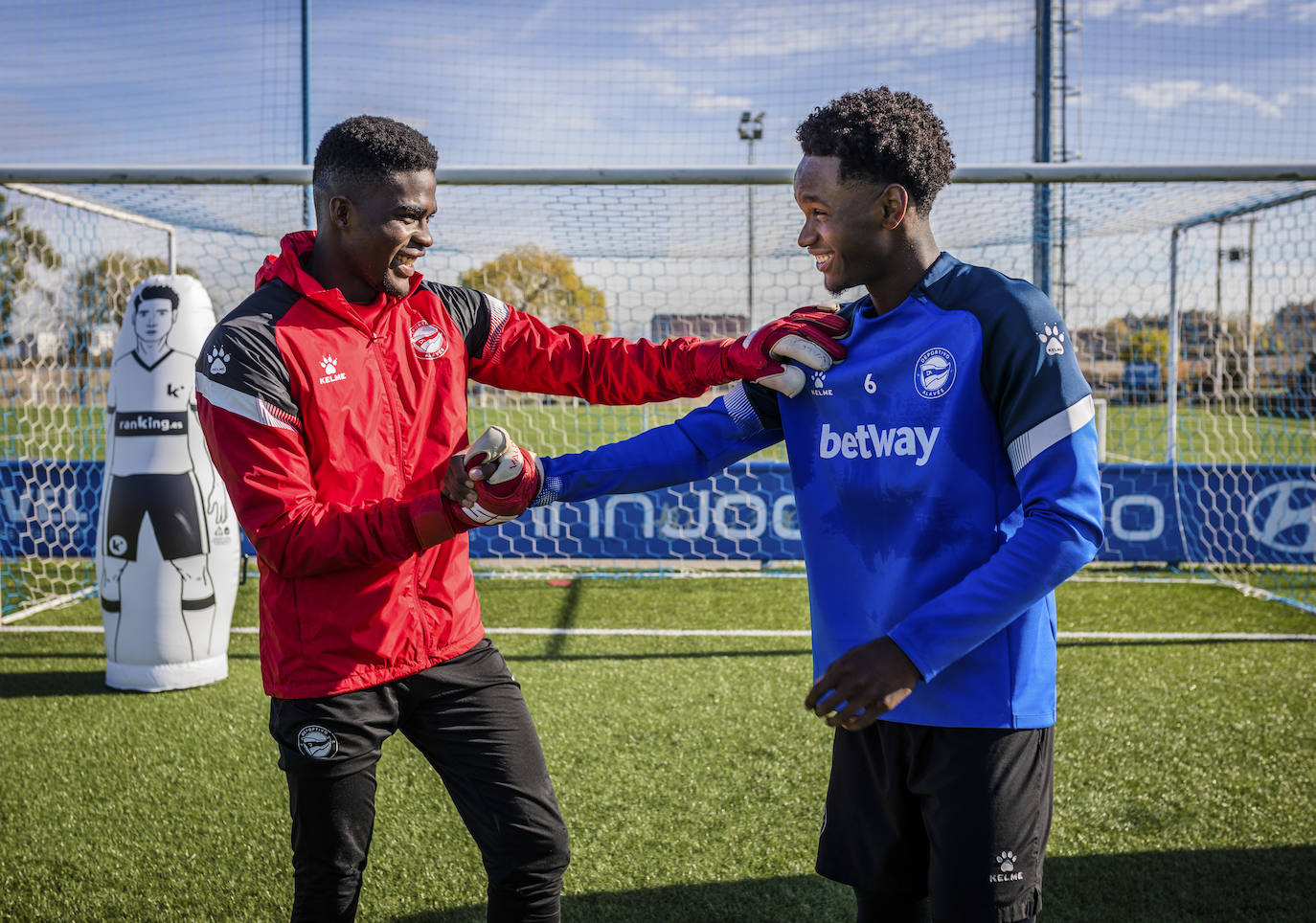 Owono y Balboa chocan sus manos entre risas. 