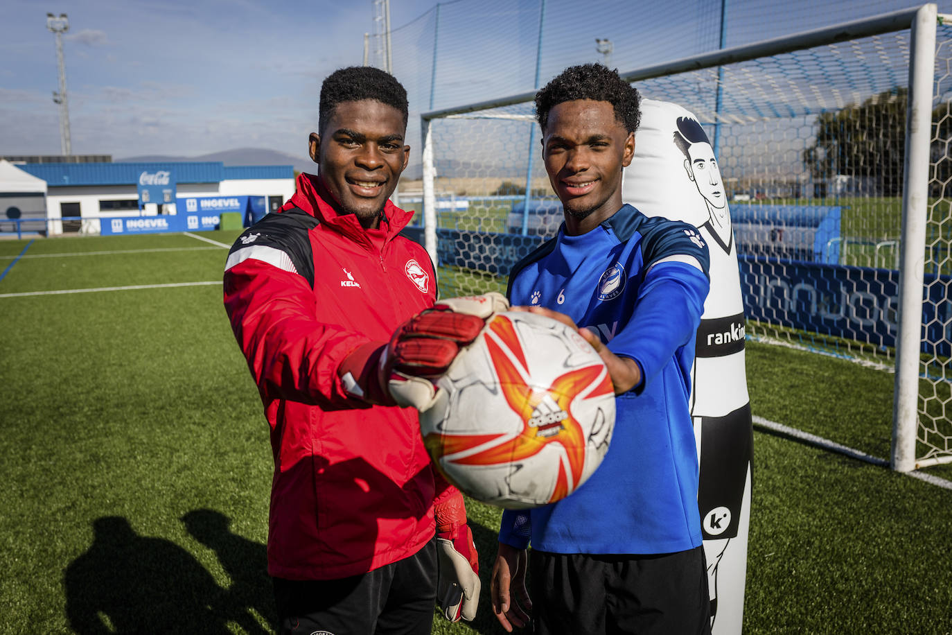 Owono y Balboa posan con un balón tras un entrenamiento del filial. 