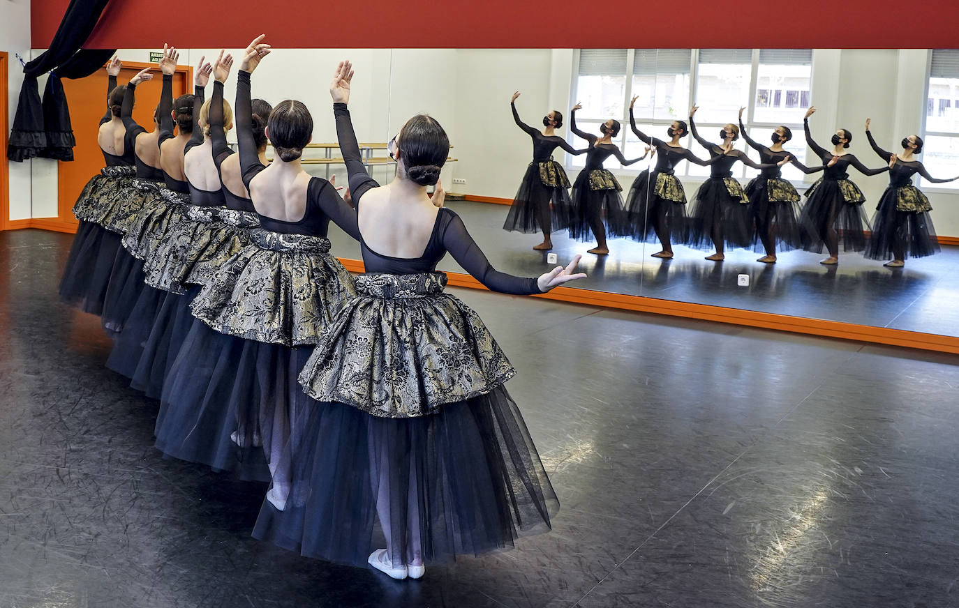 Fotos: Siete alumnas del Conservatorio de Danza José Uruñuela actuarán el lunes en San Petersburgo