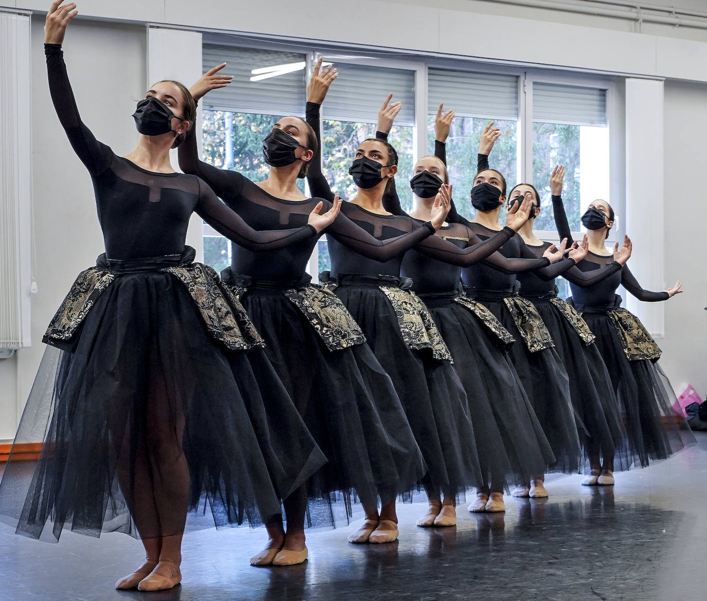 Fotos: Siete alumnas del Conservatorio de Danza José Uruñuela actuarán el lunes en San Petersburgo