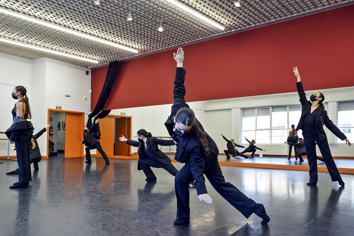 Fotos: Siete alumnas del Conservatorio de Danza José Uruñuela actuarán el lunes en San Petersburgo