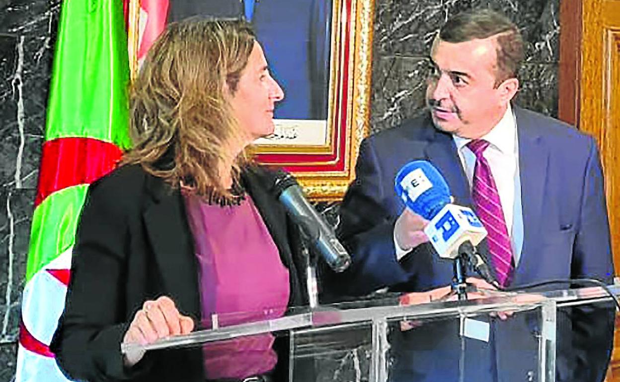 Teresa Ribera y su colega argelino, al término del encuentro de ayer. 