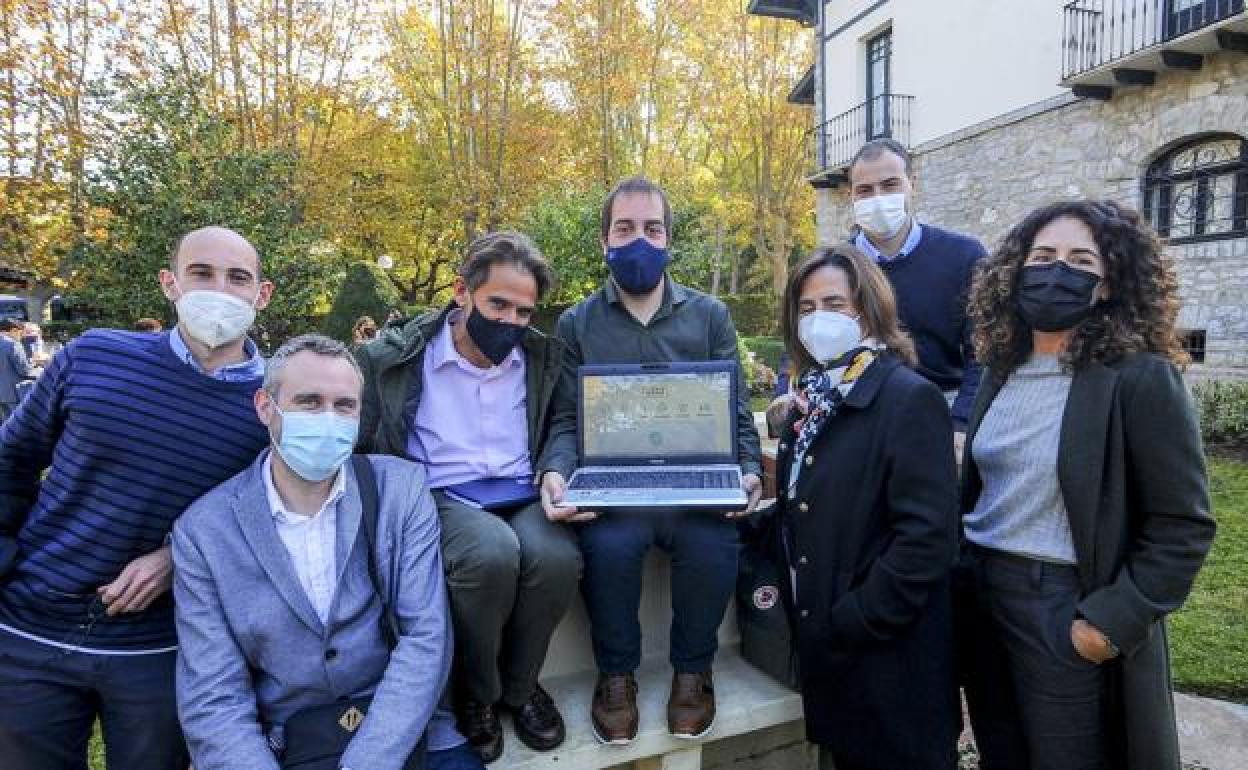 El grupo motor del proyecto, durante la presentación de la calculadora en la sede de ICLI. 