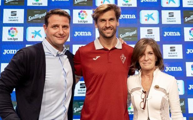  Llorente, junto con el director deportivo César Palacios y la presidenta armera Amaia Gorostiza