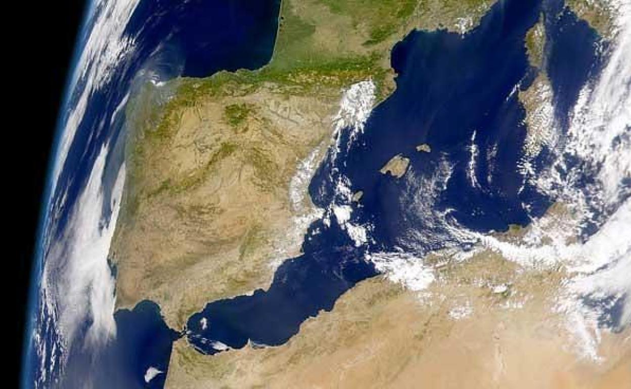 La Península Ibérica, desde la órbita terrestre. La fina franja azul del borde del disco planetario es la atmósfera