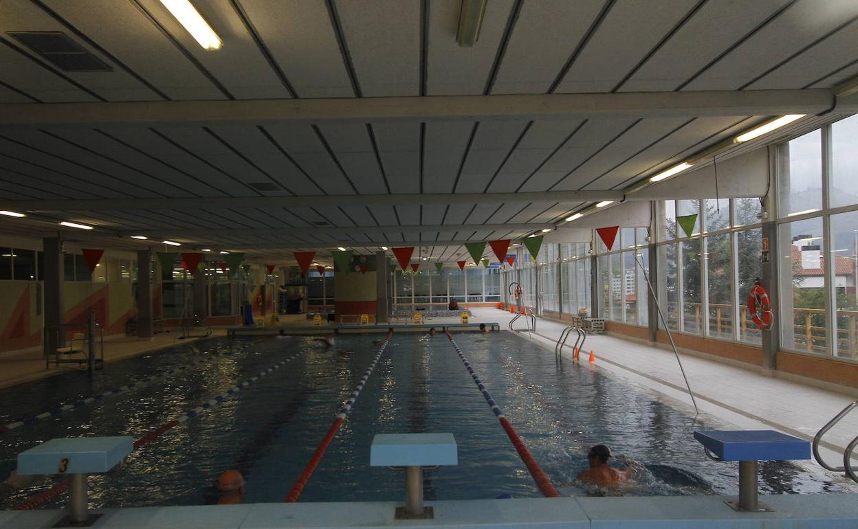 Las piscinas de Llodio están cerradas desde el miércoles, aunque la bacteria se detectó el martes. 