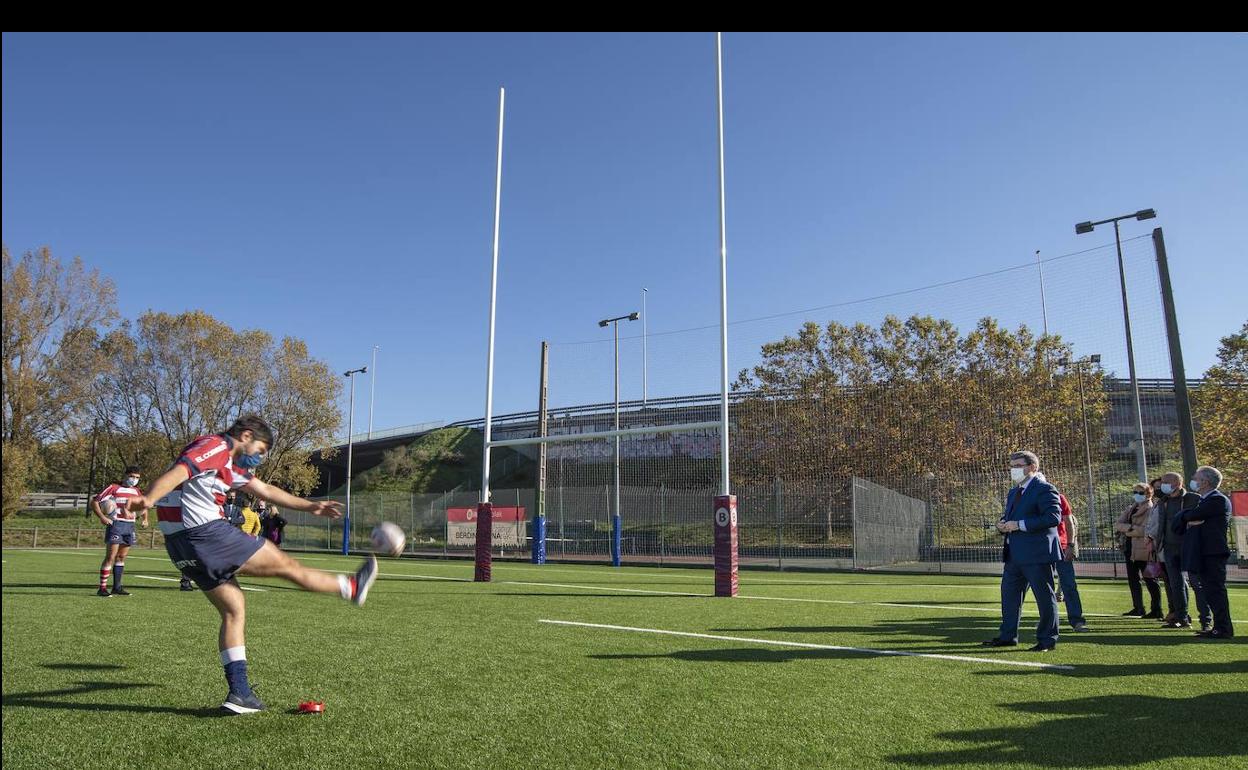 El alcalde presencia un tiro a palos de un jugador del Universitario Bilbao Rugby durante la presentación del nuevo campo