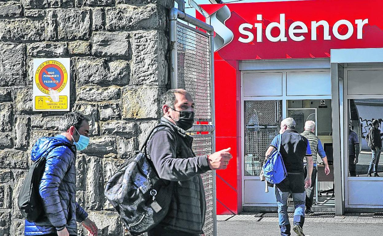 Trabajadores de Sidenor acceden a las instalaciones de la planta en Vitoria.