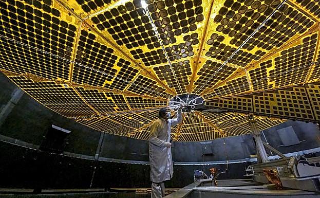 Un técnico inspecciona un panel solar de 'Lucy'