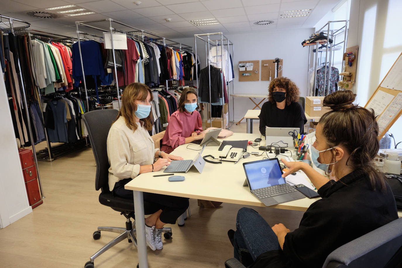 Fotos: Más trajes que botines y pocos complementos: así se viste a los presentadores de EiTB