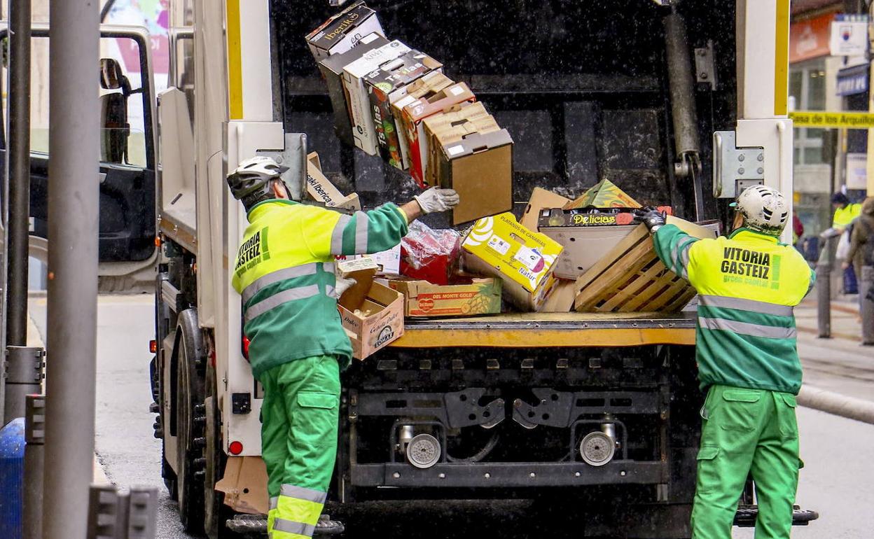 Vitoria estrenará servicio de limpieza el próximo domingo. 