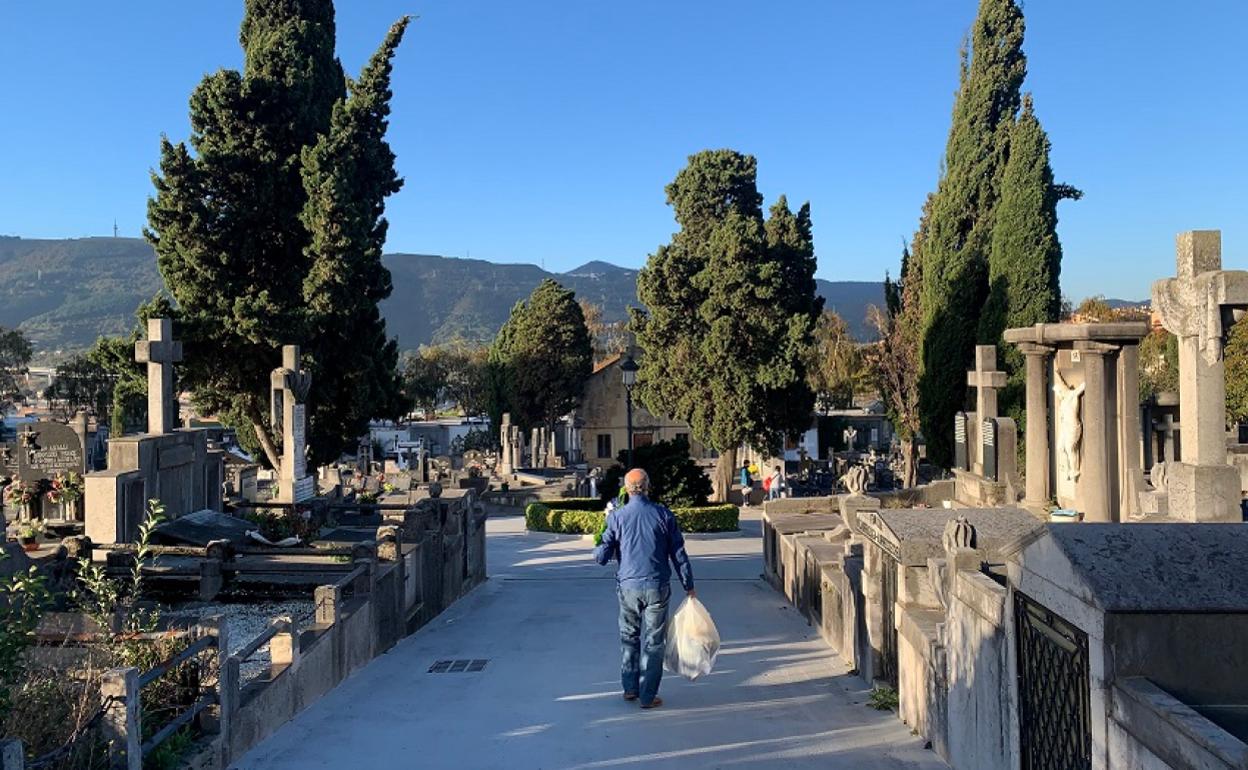 Sestao adecenta el cementerio de cara al Día de Todos los Santos