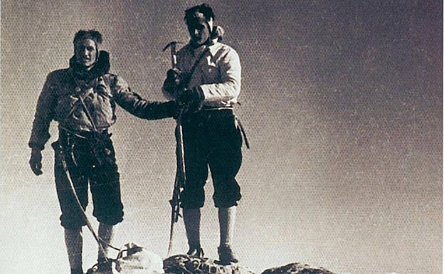 Landa y Udaondo en la cima del Picu tras lograr la primera invernal. 