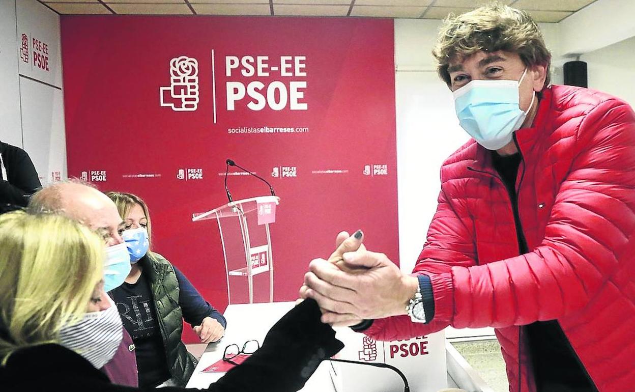 El socialista Eneko Andueza, tras depositar su voto en las elecciones primarias de su partido en Euskadi.