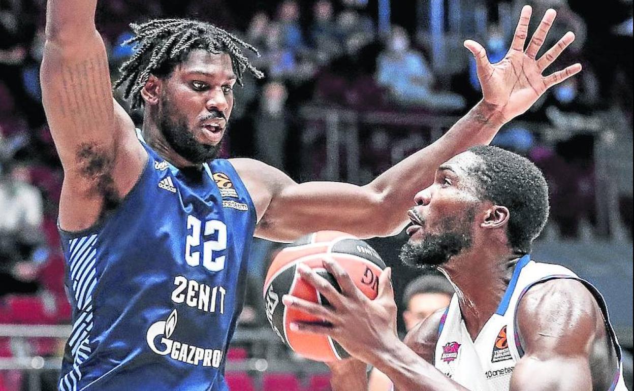 Landry Nnoko intenta lanzar a canasta ante la defensa impuesta por Alex Poythress