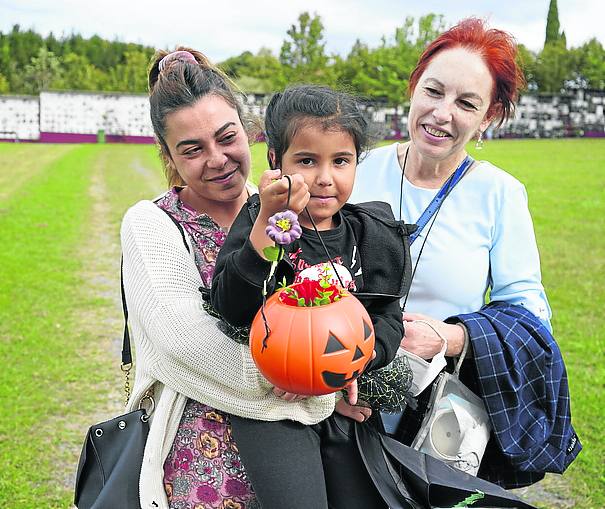 Emoción. Haizea Garai, con su hija Salima y la amama de la pequeña, visitaba este domingo la tumba de sus padres.