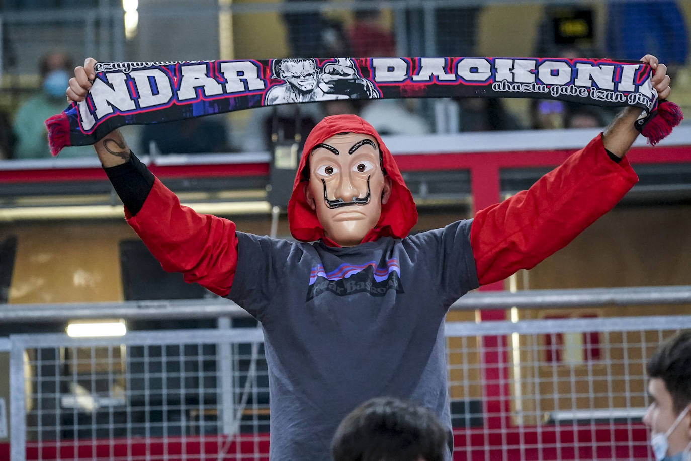 Fotos: Un Buesa disfrazado para asustar al Madrid