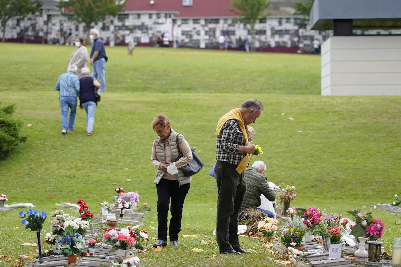Fotos: Los cementerios de Bizkaia se preparan para recibir el día de Todos los Santos