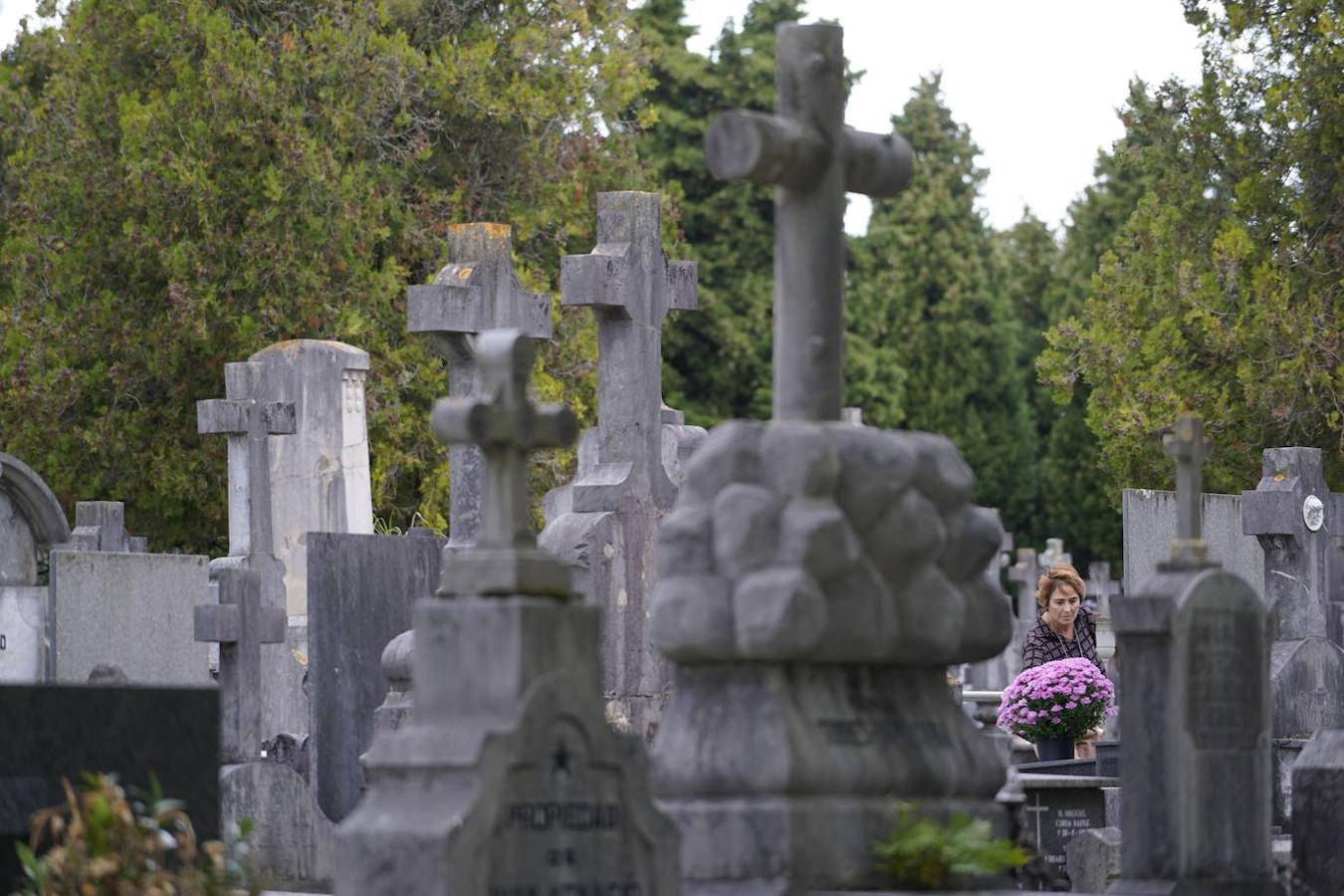 Fotos: Los cementerios de Bizkaia se preparan para recibir el día de Todos los Santos