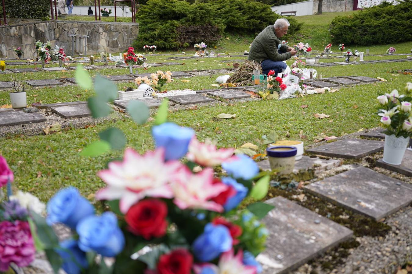 Fotos: Los cementerios de Bizkaia se preparan para recibir el día de Todos los Santos