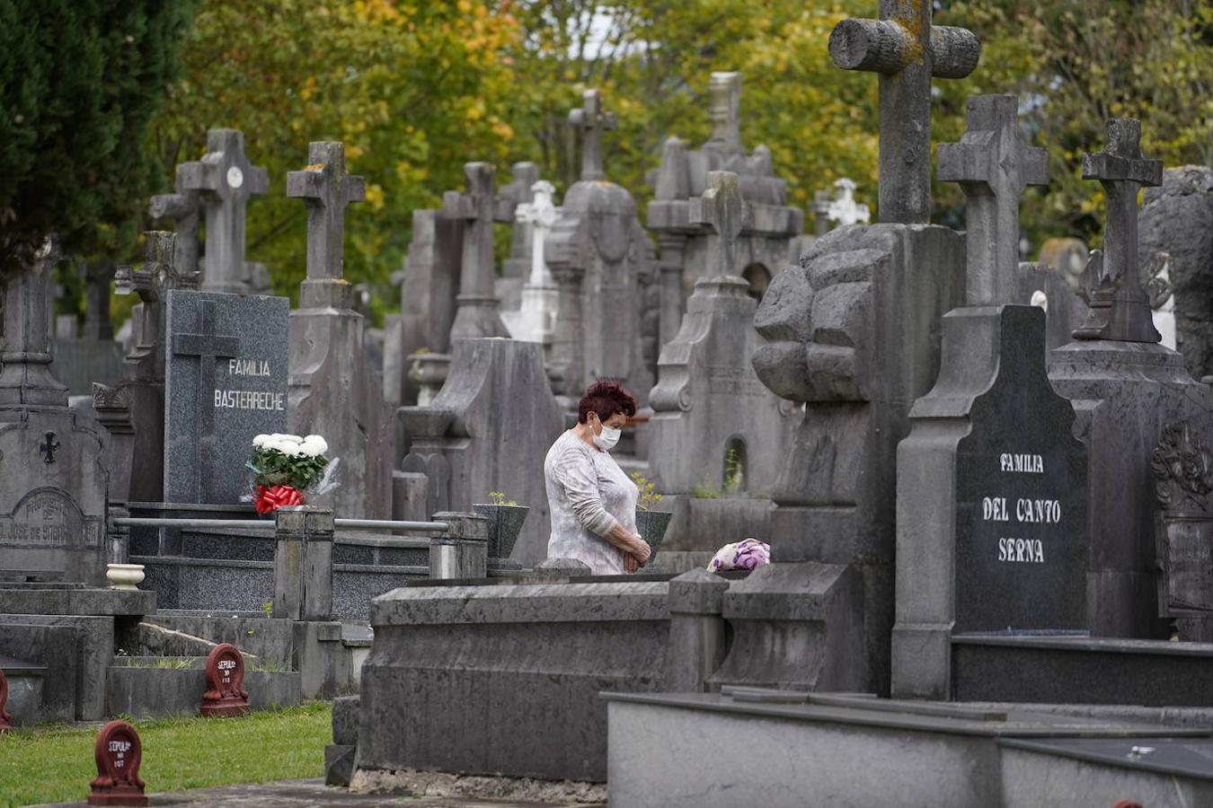 Fotos: Los cementerios de Bizkaia se preparan para recibir el día de Todos los Santos