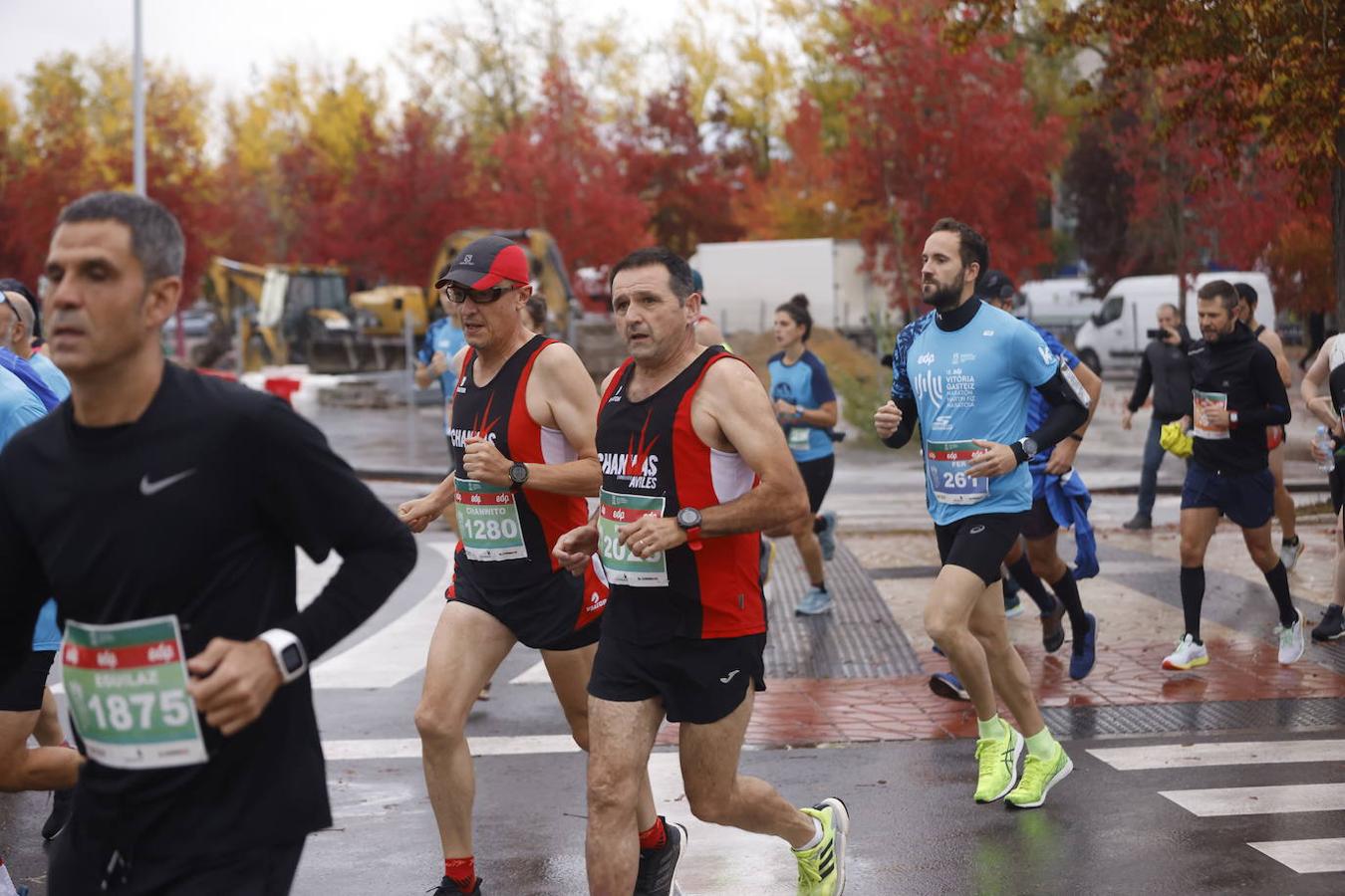 Fotos: 2.500 corredores inundan Vitoria en el Maratón Fiz