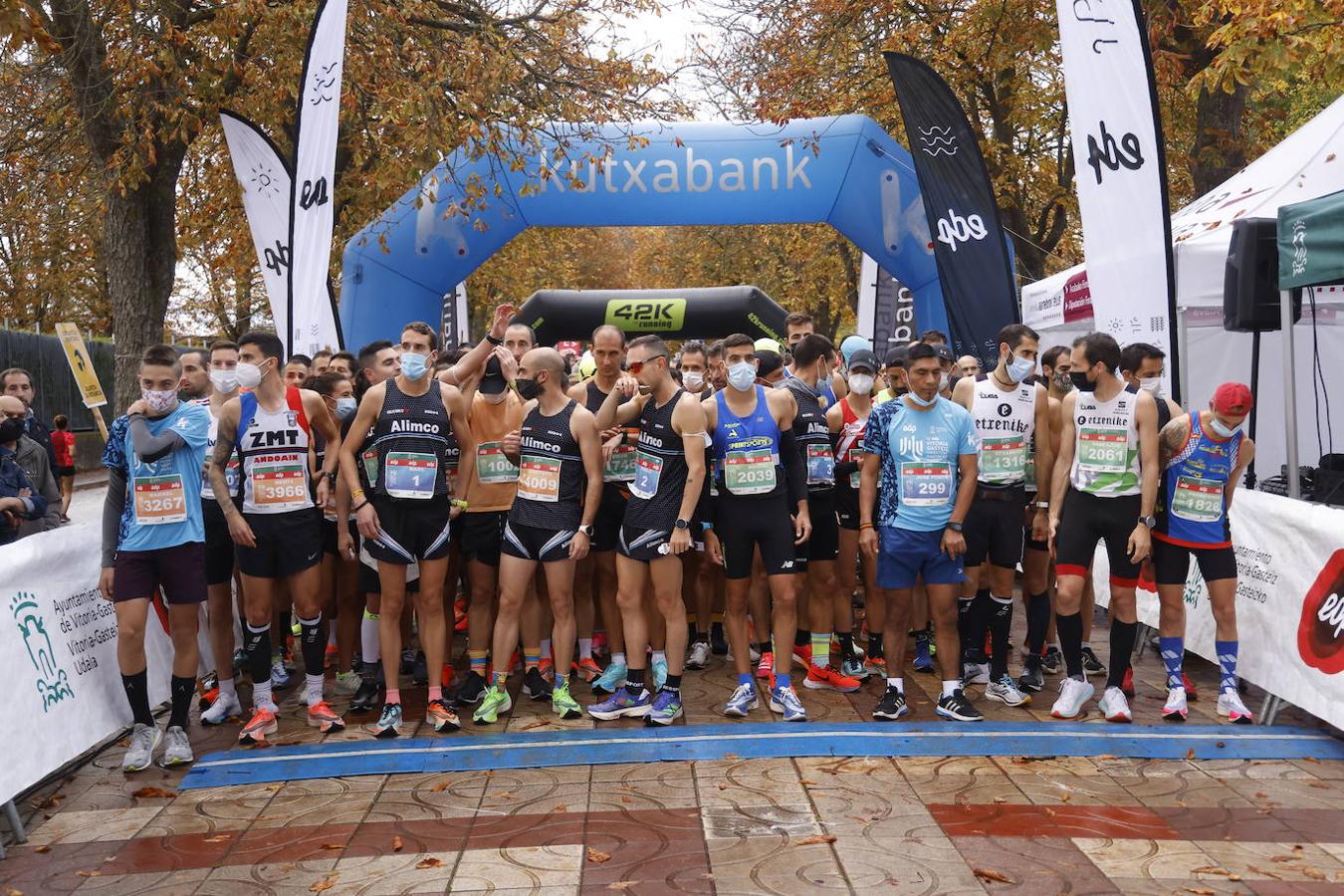 Fotos: 2.500 corredores inundan Vitoria en el Maratón Fiz