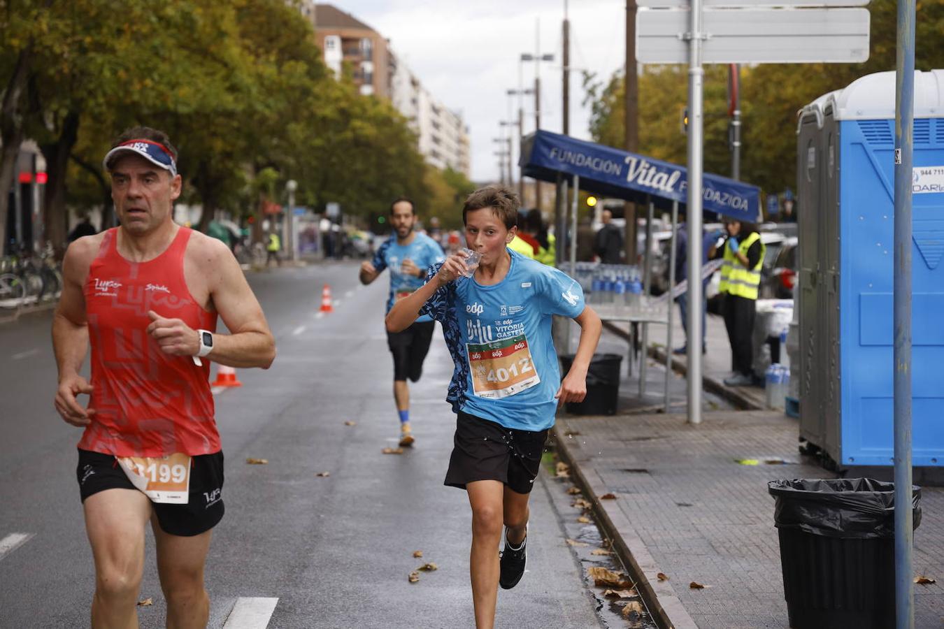 Fotos: 2.500 corredores inundan Vitoria en el Maratón Fiz