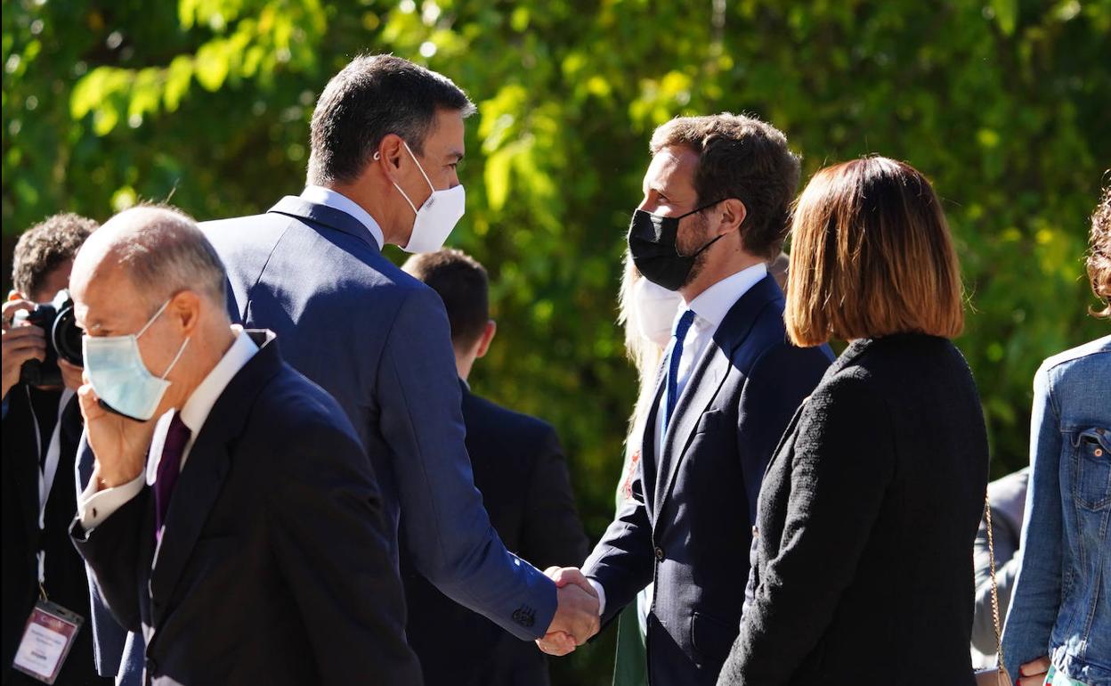 Pedro Sánchez y Pablo Casado, durante la entrega de los premios Carlomagno, día en que se dio a conocer el acuerdo para renovar las instituciones.