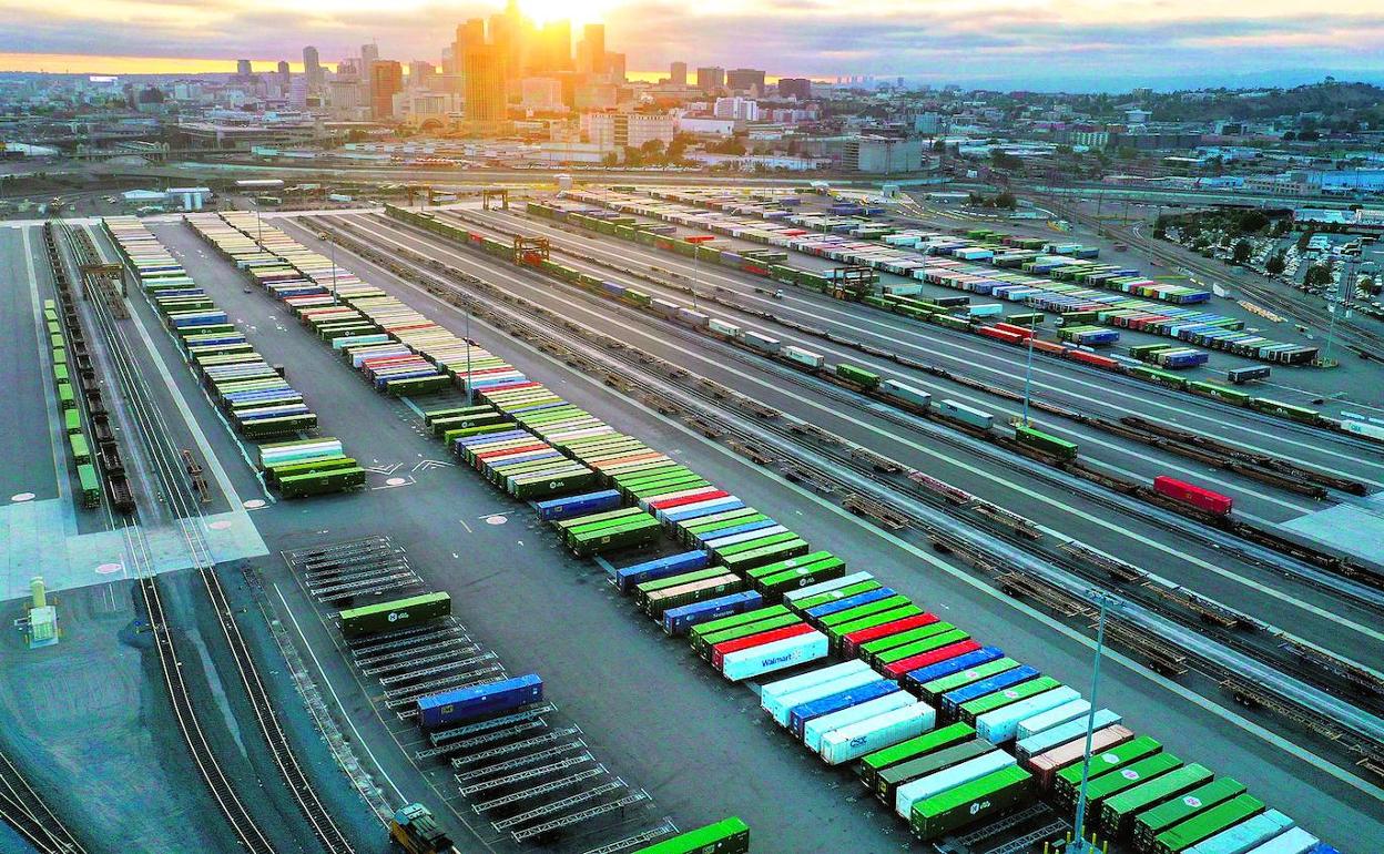 Vista aérea del muelle de contenedores del depósito ferroviario de Los Ángeles, California. 