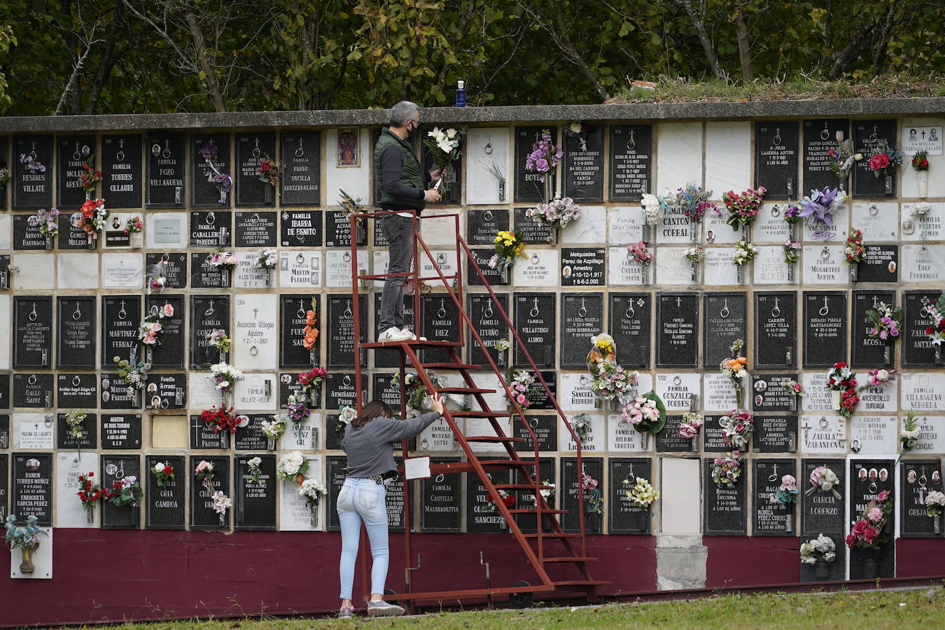 Los cementerios de Derio y Deusto han registrado 40.000 visitas de los últimos diez días.