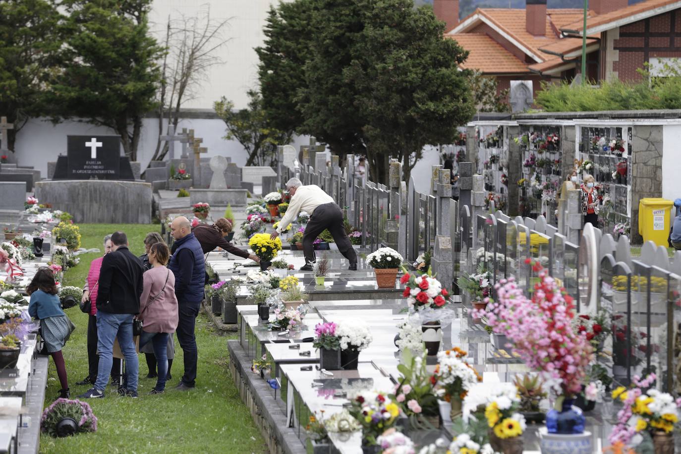 Los cementerios de Derio y Deusto han registrado 40.000 visitas de los últimos diez días.