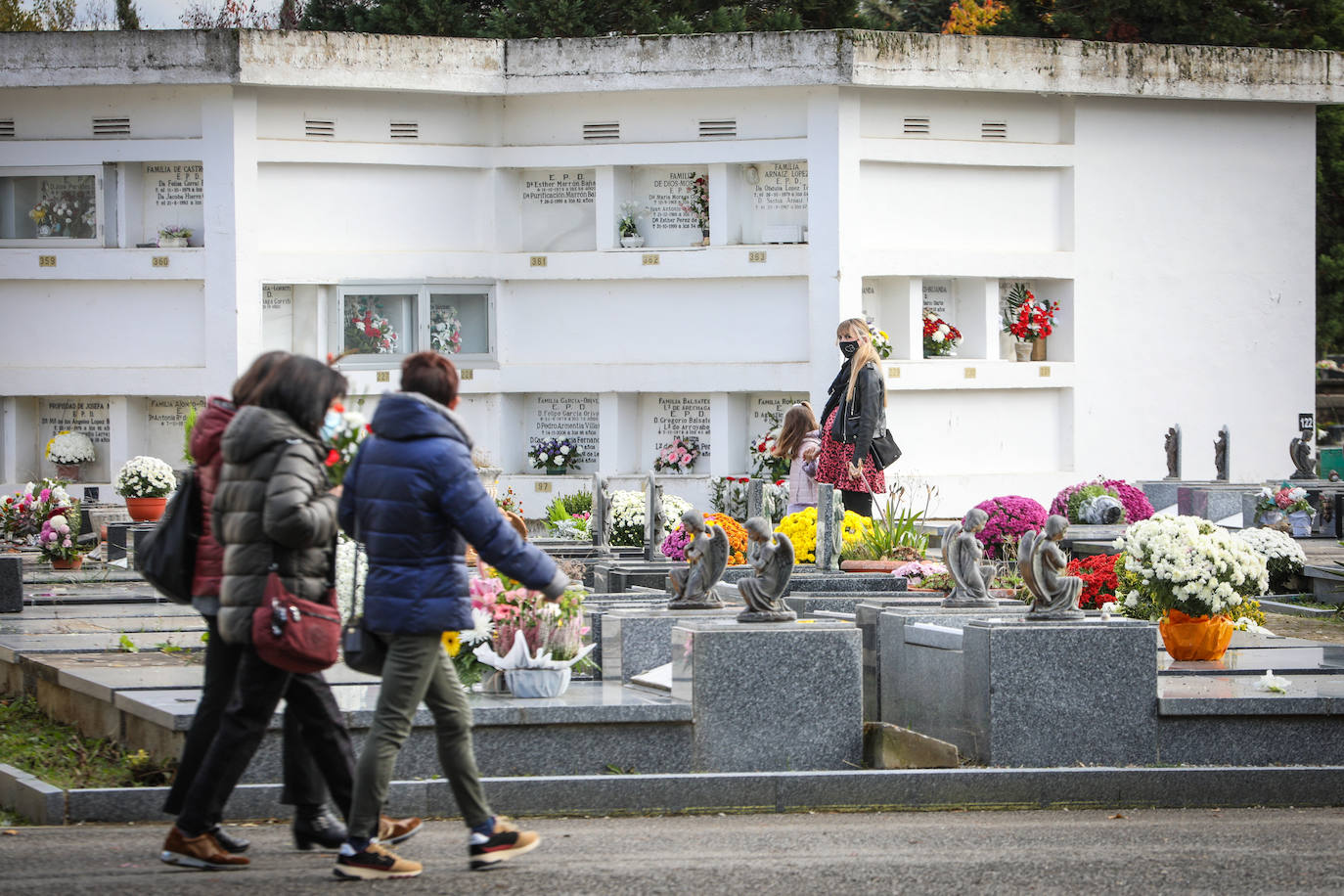 Fotos: Todos los Santos en los cementerios de Vitoria