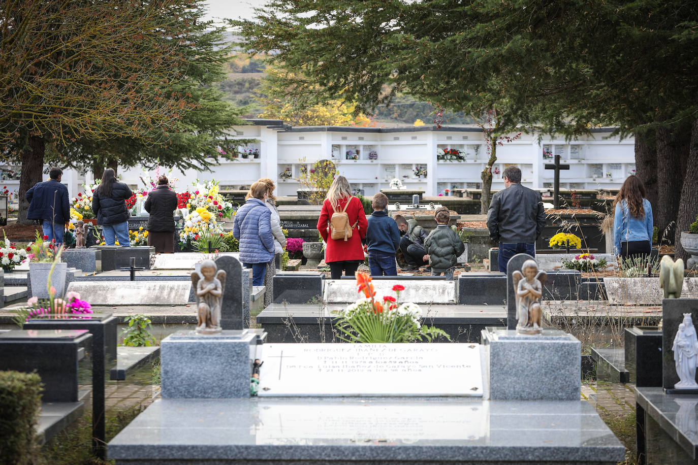 Fotos: Todos los Santos en los cementerios de Vitoria