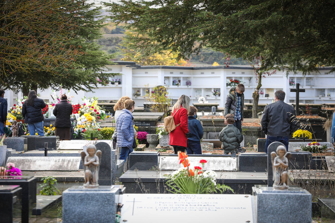 Fotos: Todos los Santos en los cementerios de Vitoria