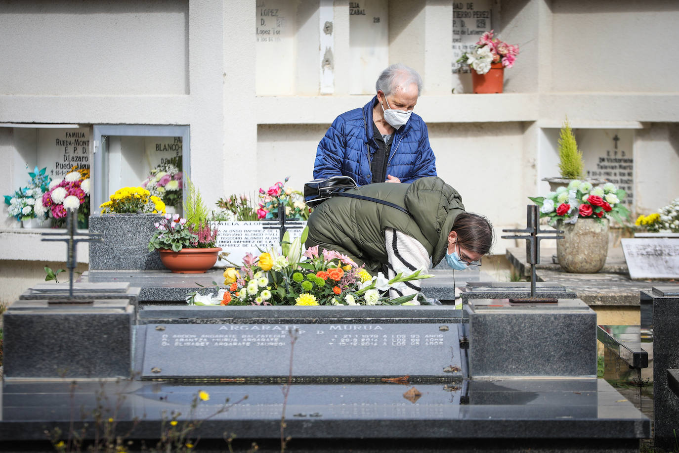 Fotos: Todos los Santos en los cementerios de Vitoria