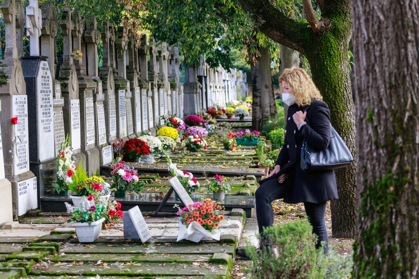 Fotos: Todos los Santos en los cementerios de Vitoria