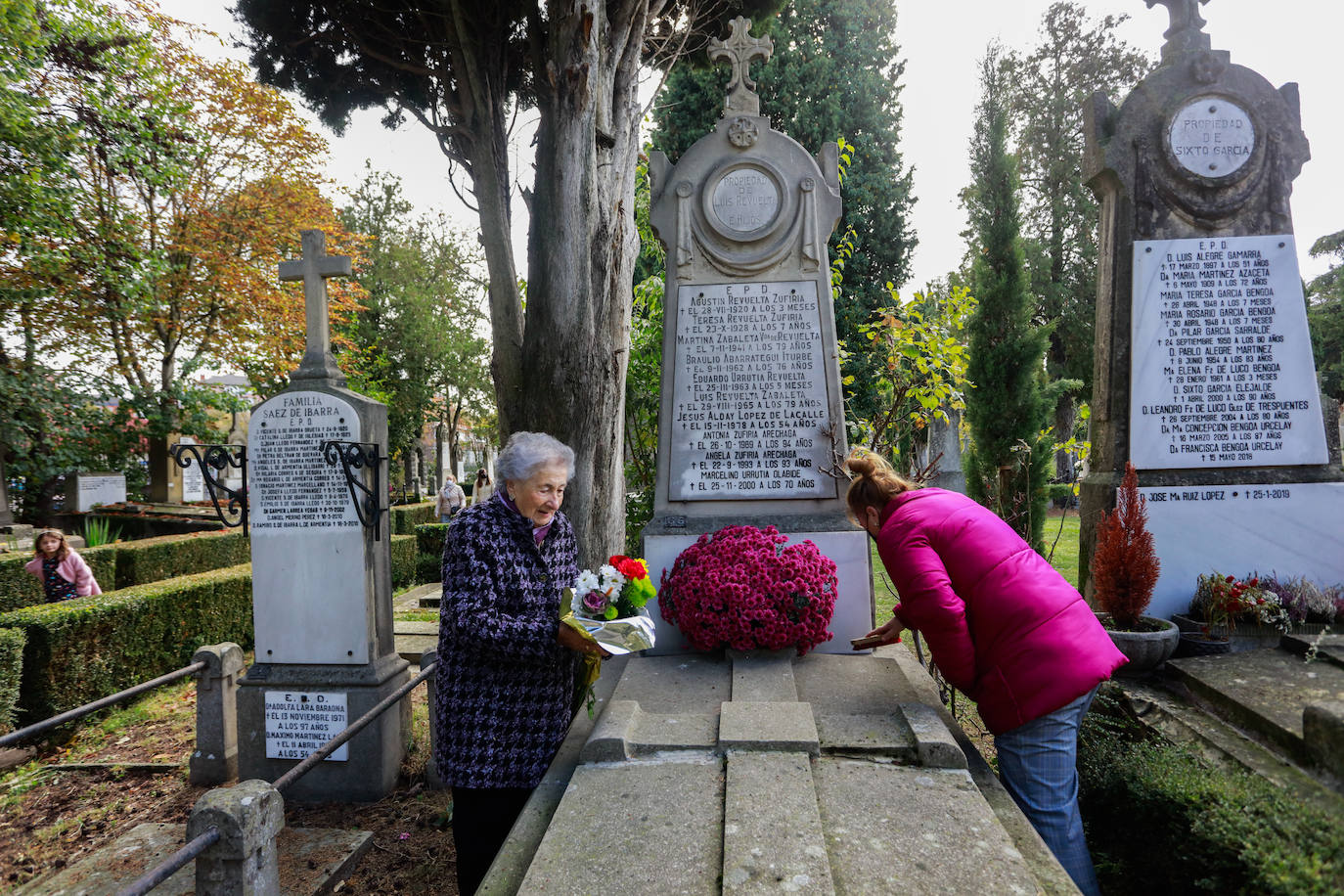 Fotos: Todos los Santos en los cementerios de Vitoria