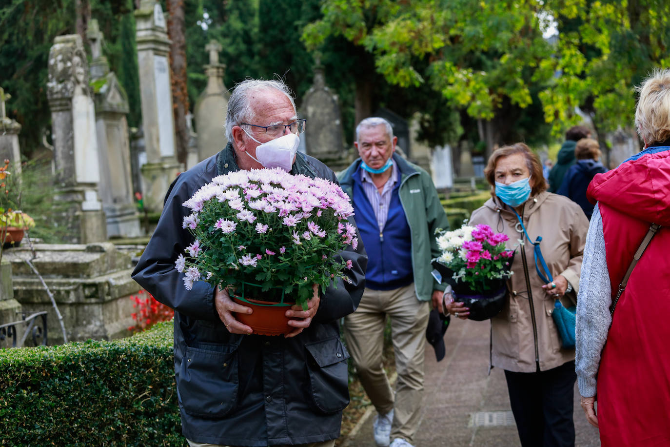Fotos: Todos los Santos en los cementerios de Vitoria