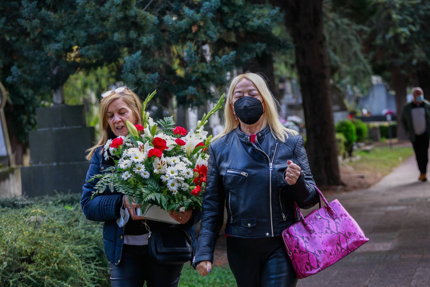 Fotos: Todos los Santos en los cementerios de Vitoria