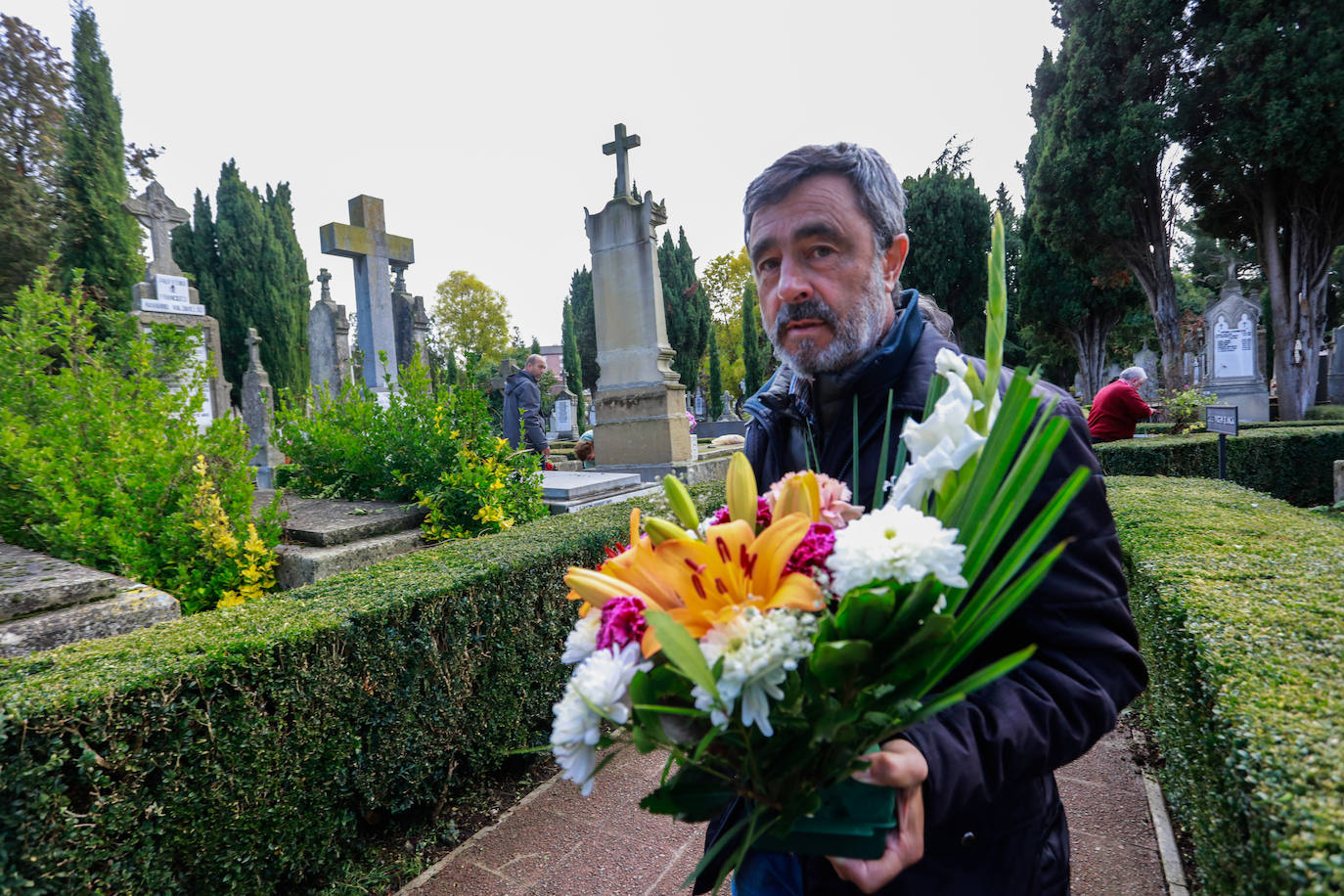 Fotos: Todos los Santos en los cementerios de Vitoria