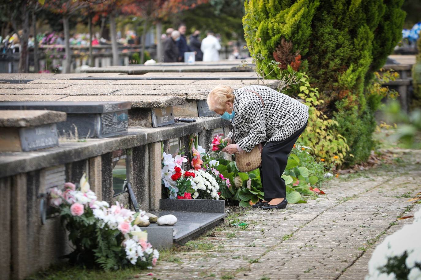 Fotos: Todos los Santos en los cementerios de Vitoria