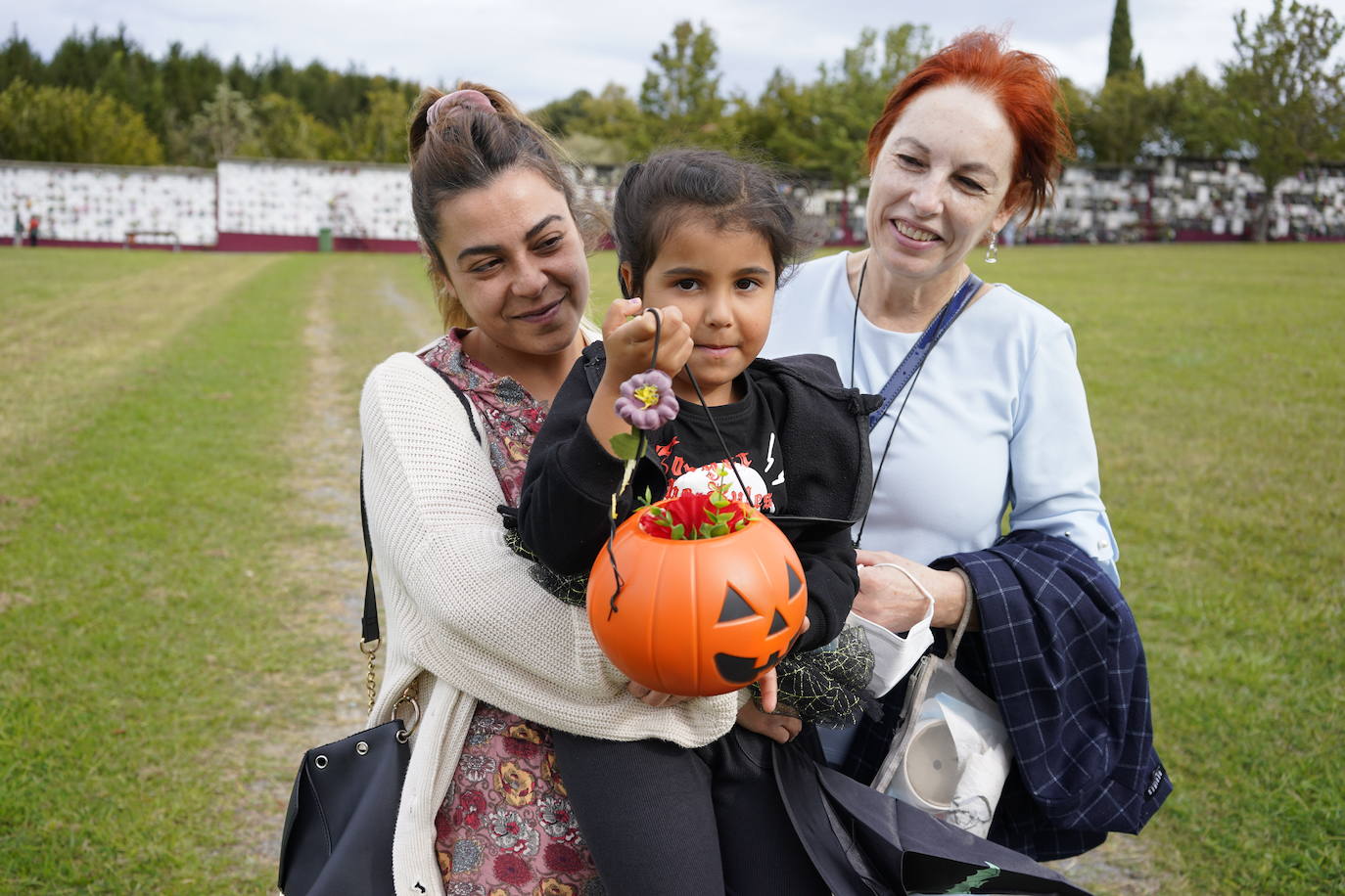 Emoción. Haizea Garai, con su hija Salima y la amama de la pequeña, visitaba ayer la tumba de sus padres.