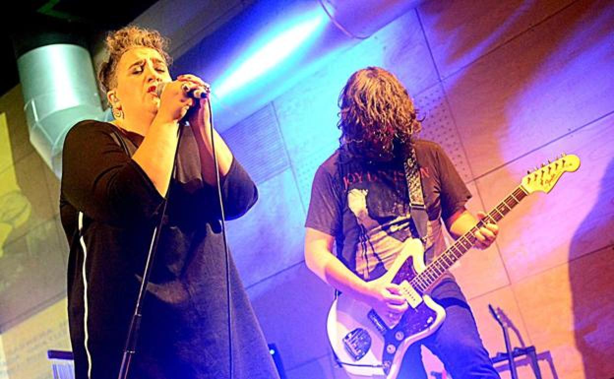 Aiora Renteria, vocalista de Zea Mays, durante un concierto.