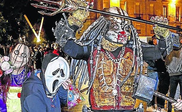 'Predator' y sus ensangrentadas víctimas. 