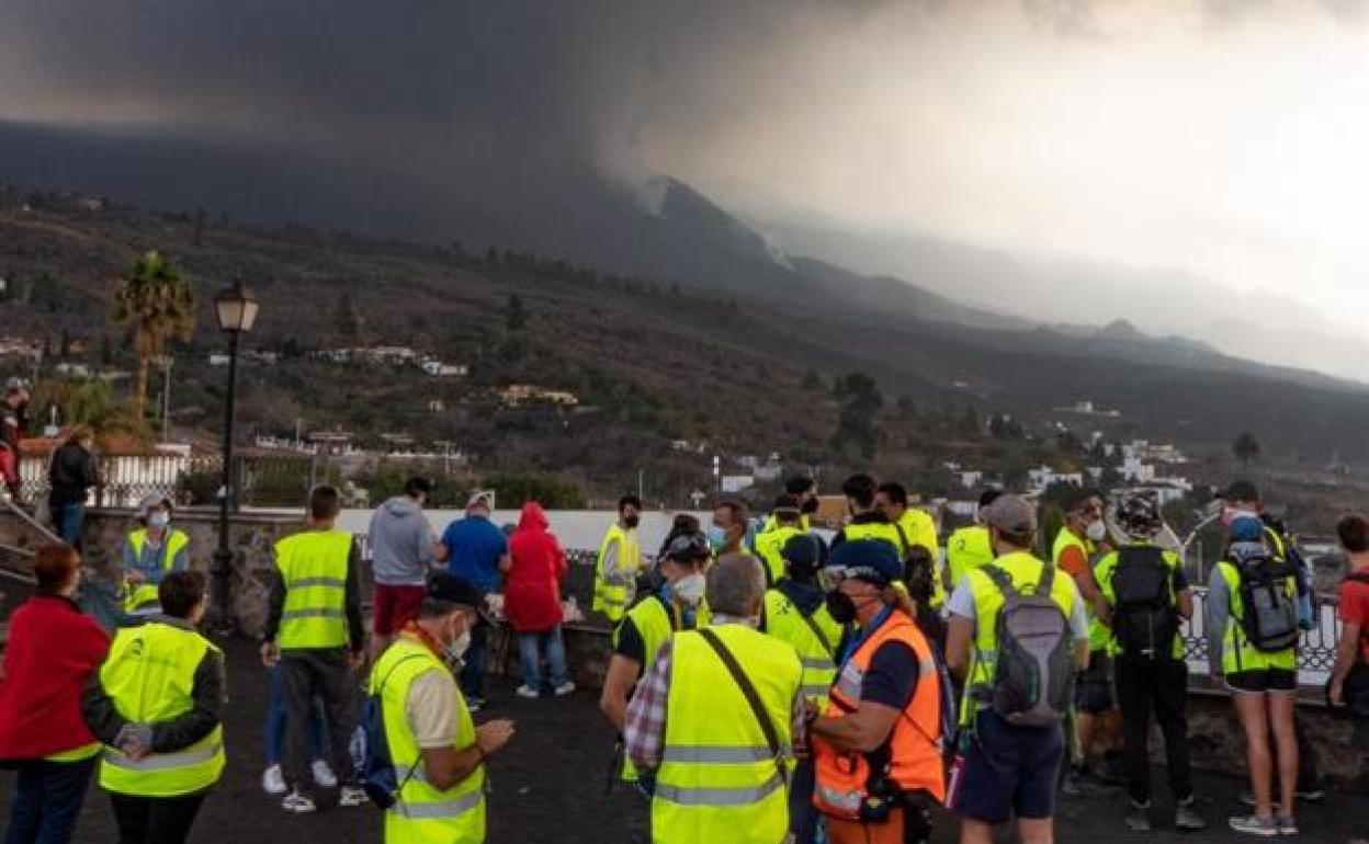 El 'boom' turístico del volcán: 10.000 visitantes invaden La Palma durante el puente